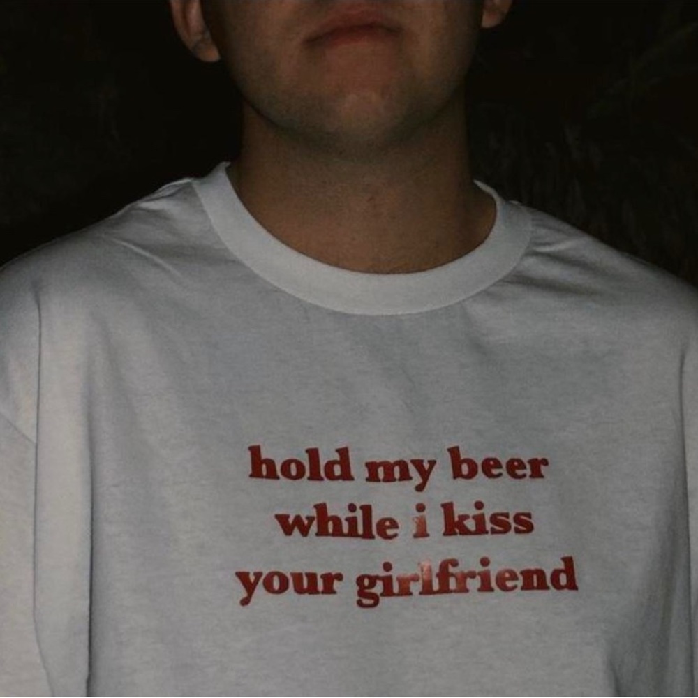 “hold my beer while i kiss your girlfriend” T-Shirt
